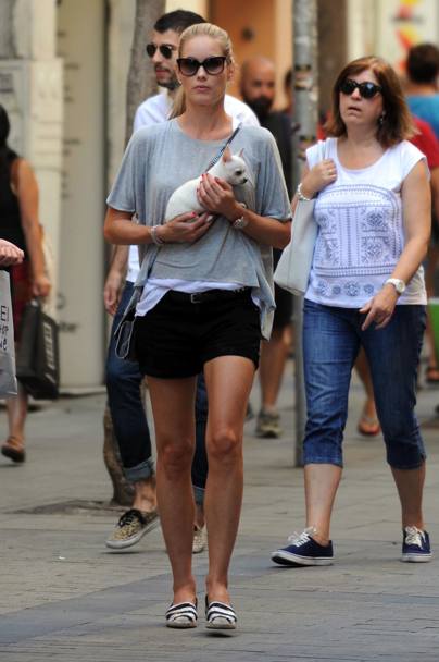 La moglie dell&#39;ex calciatore portoghese di Luis Figo, la top model Helen Svedin, sorpresa per le vie di Madrid con il suo cagnolino (Olycom)